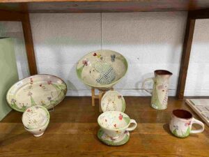 artisanat local - céramiques avec dessins pour enfants